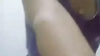 مشهد لعق مزدوج: الفتاة النحيفة ورفيقتها في السكن في فيلم إباحي صريح