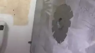 سمراء بشعر أشقر تفتح ساقيها للعب المنفرد في غرفة النوم