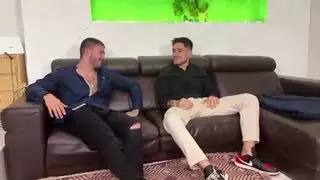 شاب ينيك اجمل كس حتى يمليه