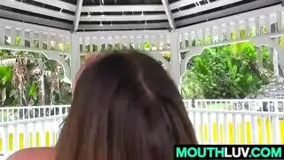 فتاة سمراء شقية تلمس كسها حتى النشوة
