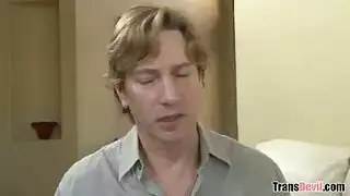 جليسة أطفال عابرة جنسياً ذات صدر كبير تسيطر بالقضيب والسائل المنوي