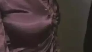 تلميذة مشاغبة تأخذ عدة قذفات في الحافلة