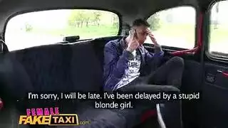 سائق التاكسي يمارس الجنس مع راكبة في المقعد الخلفي بإباحية عنيفة