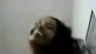 جميلة معدمة تحصل على مهبلها محفورًا من قبل سباك وسيم