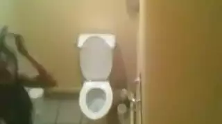 امراء تتبول في مرحاض عام