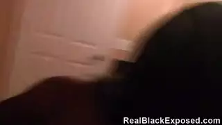 حمام عام يتحول لموقع إباحي: استمناء أمام قضيب عملاق