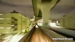 عاهرات طويلة وصغيرة تتناوبان على ركوب قضيبه الكبير