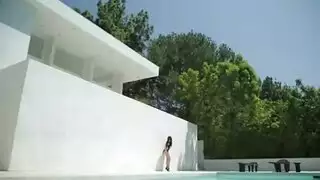 شعر أحمر طويل ومؤخرة مشدودة: أول مشهد شرجي لجيمي آن