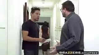 أم مثيرة ذات أثداء كبيرة تمارس الجنس مع عشيقها القديم في مشهد علاقة صريح