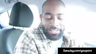 حورية داعرة تتوق للقضيب وتحصل عليه من صديقة سارة