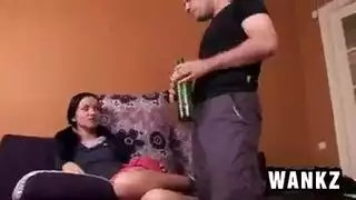 الفتيات المتمردات يمارسن الجنس الجماعي المثير في شقتهم الجديدة