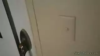 كاميرا تجسس في صالة التدليك تلتقط كشف الفرج المشعر