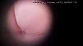 مجموعة من الصديقات يتشاركن أعضاء ذكورية في جنس جماعي أثناء التخييم