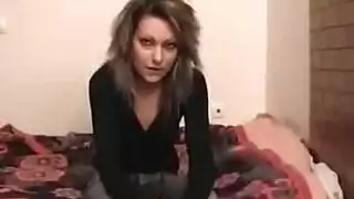 فتاة آسيوية مثيرة تمص بقوة في مشهد صريح