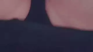 بعد القبض عليها وهي تسرق، تحصل على جنس xxx عنيف على الأريكة