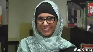مشهد إباحي: كس مراهقة يستقبل قضيب عملاق عند الفجر