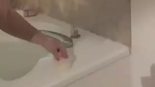 شقراء ذات أثداء كبيرة وعاهرة ذات شعر مجعد في علاقة جنسية ثلاثية جامحة