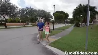 مولي لايت تعتني بوسها الرطب النقع وتعرض الحمار المتعرج للجميع