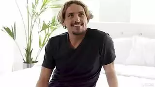 امرأة أنيمي جميلة تُملأ بسائل شاب مثير