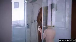 نجم إباحي شقراء تأخذ ضربًا من قضيب أسود ضخم
