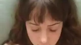 السكرتيرة الصغيرة ذات العيون الزرقاء تمص وتنيك في العمل