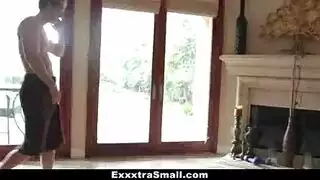 الفتاة الغازلة تتذوق القضيب الصلب والمني