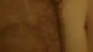 كبار السن الناضجة تظهر كسها الضيق المبلل