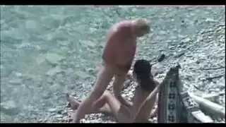 جلسة جنس جماعي بقضبان سوداء ضخمة مع فتيات مدرسة عاهرات