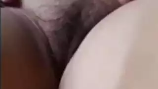 عاهرة أنيقة تتمطط على نطاق واسع بخاتم جنسي ضخم