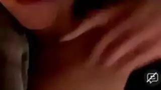 استمناء في غرفة النوم: فتاة صغيرة تستمتع بينما يلاعب رجلها قضيبه