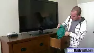 سيدة ناضجة ذات أثداء ضخمة تظهر لشاب خجول كيفية التعامل مع قضيب قوي