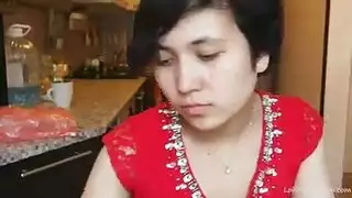 امرأة سمراء نحيفة في فيديو إباحي صريح وعنيف