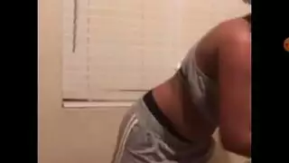 إباحية قوية لمراهقة سمراء: حركة هزاز مع متلصص ثمل