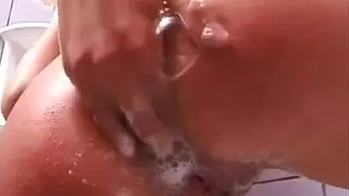 امرأة سمراء هو إغاظة بوسها مع روز ، دسار الزجاج ويحب اللمعان أثناء الحلاقة