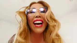 لذيذ كيانا في أحذية زوجها
