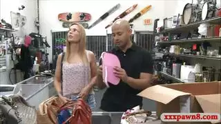 عاهرة شقراء تمارس الجنس مع صديق العائلة في لقاء إباحي سري