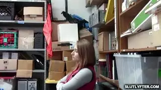 الفاسقة هالي مانسون تمارس الجنس على وجهها في الفصل