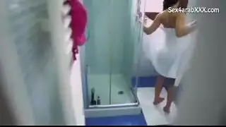 مساعدة الأم المعاقه حركبا في الحمام