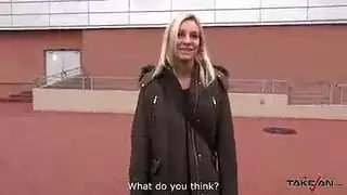 فتاة شقراء تُمارس الجنس بقوة في المقعد الخلفي