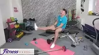 امرأة رياضية تمص بشدة مع مص الخصيتين