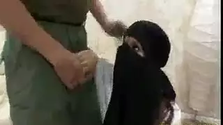 هؤلاء الآسيويين يحتاجون اللسان في حلقهم والقضبان في أفواههم