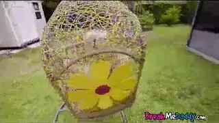 بقفازات: رايلي ستار تأخذ قضيب البستاني بعمق