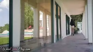 سمراوان ممتلئتان تستمتعان ببعضهما في تدليك فموي جامح