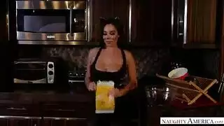 سمراء ساخنة تظهر فرجها المشعر في مشهد إباحي صريح