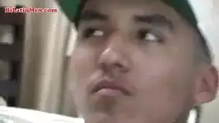 تابو عائلي: أخ يشاهد أخواته في جنس جماعي