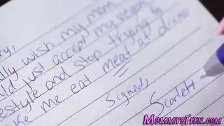 شعر داكن تنورة قصيرة مضيفة