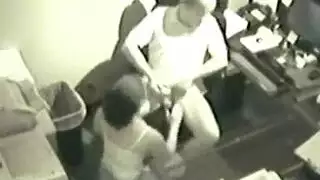 شقراء تتعرض ثقوبها للتمزق بقضيب كبير في خيال الصقر