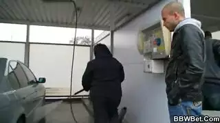 امرأة ممتلئة الجسم تحصل على سكس قوي في الحمام