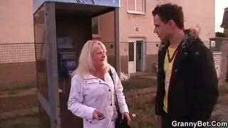 قذف كميات كبيرة على وجهها