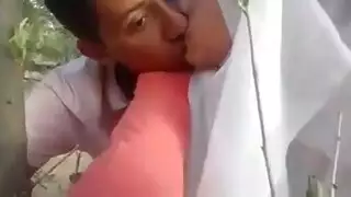 ثنائي مغربي ساخن يتبادل القبلات الرطبة والمغازلة الحسية